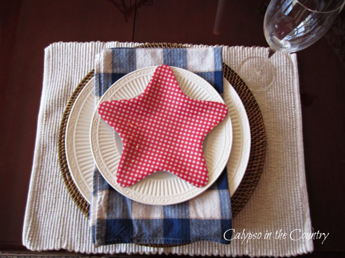 table setting with red star plate - simple patriotic table ideas