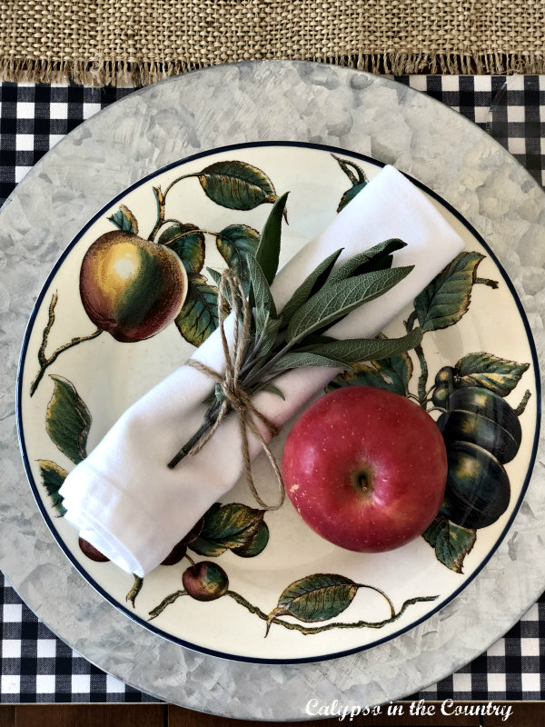 Fruit plates with red apple and napkin on top - Ideas for decorating with apples