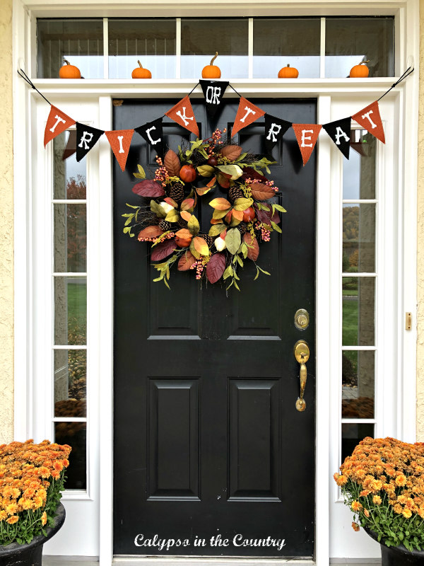 Simple fall and Halloween decorating ideas for the front porch