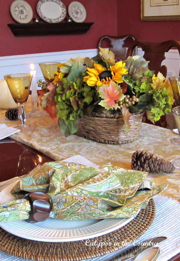 Green and gold place setting with sunflower centerpiece - Ways to Set a Table for Thanksgiving