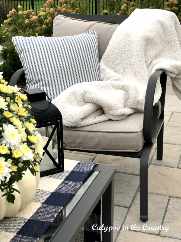 Cozy blankets for fall outdoor living spaces