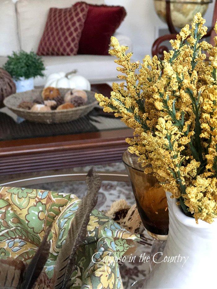 Yellow and green decor in living room - Thanksgiving decorations