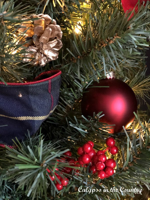 Christmas tree decorations - simple holiday traditions