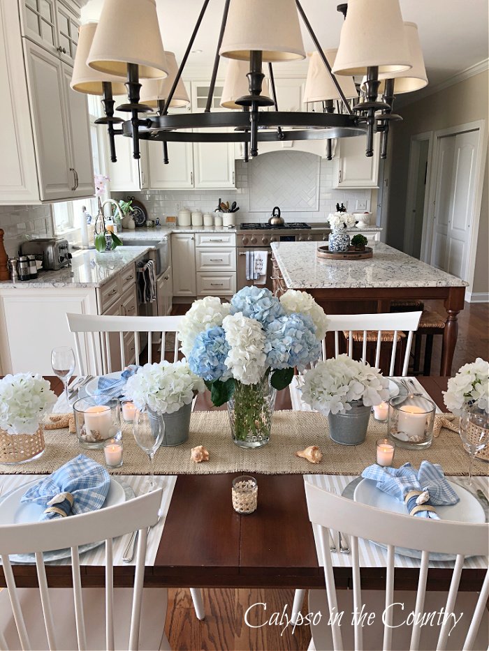 coastal table setting ideas with blue and white hydrangeas