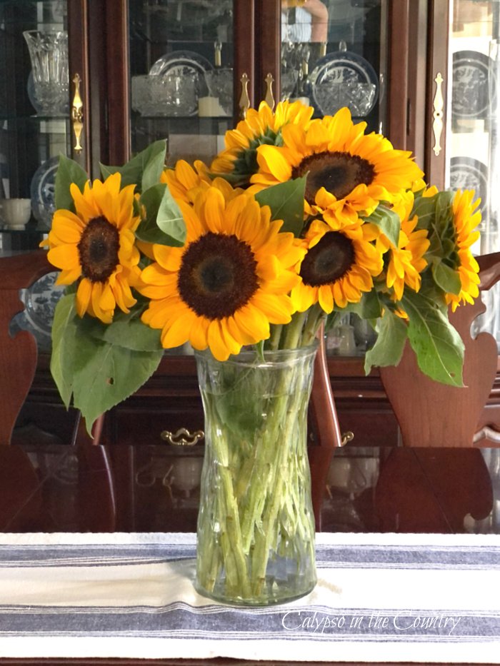 Sunflowers in glass vase - decorating with sunflowers in the fall