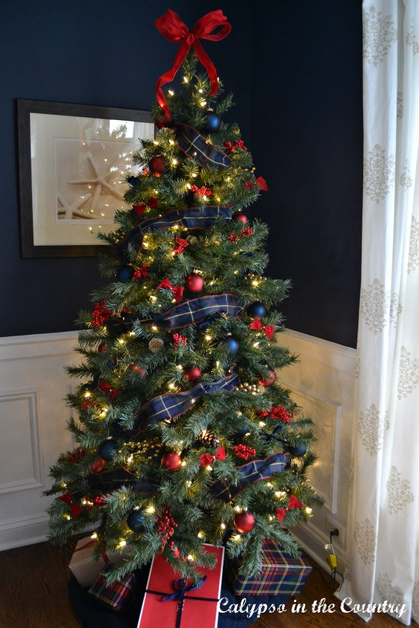 Red and blue traditional Christmas tree in corner - blue Christmas tree decorating ideas