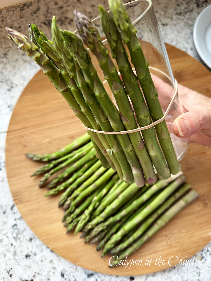 Asparagus stalks around glass vase - easy DIY